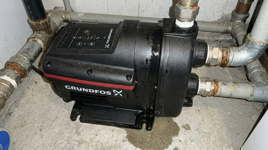 Grundfos Scala 2 : quels sont les problèmes les plus fréquents ? 2 Surpresseur d'eau Grundfos Scala 2 présentant un suintement au niveau de la bague d'étanchéité.
